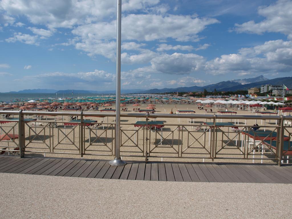 Il Pontile Holidays Apartment Marina di Pietrasanta Rum bild