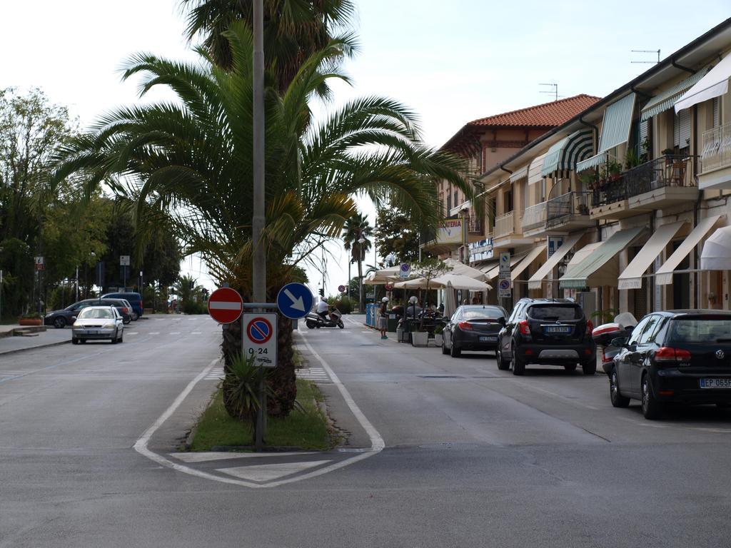 Il Pontile Holidays Apartment Marina di Pietrasanta Rum bild