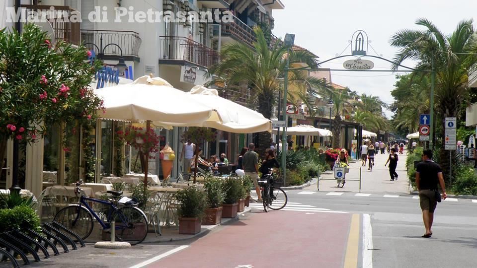 Il Pontile Holidays Apartment Marina di Pietrasanta Exteriör bild